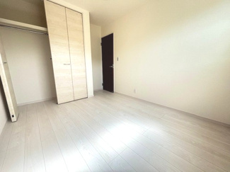 【洋室】 | 東広島市高屋町高屋東（全2区画）2号棟 | 2階の5.34帖の洋室は、子供部屋や趣味の部屋に最適です。天井近くまで高さのあるクローゼットを完備しており、丈の長い衣類もすっきりと収納可能。白を基調とした内装が、お部屋をより広く見せてくれます。