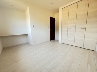 【洋室】 | 東広島市高屋町高屋東（全2区画）2号棟 | 6.09帖の洋室には、壁一面の大型クローゼットに加え、備え付けのデスクカウンターを設置。テレワークや資格勉強、お子様の学習机としてマルチに活躍します。家具を買い足す必要がなく、空間を有効に使えます。