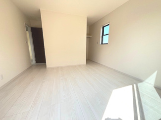 【洋室】 | 東広島市高屋町高屋東（全2区画）2号棟 | 7.75帖のゆとりある主寝室。ダブルベッドを置いても十分なスペースがあり、二面採光で風通しも良好です。奥には3.72平米のウォークインクローゼットを備え、荷物をまとめて管理できる高い収納力を誇ります。