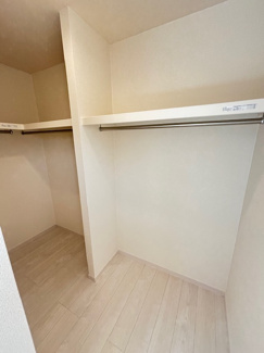【収納】 | 東広島市高屋町高屋東（全2区画）2号棟 | 主寝室に隣接する3.72平米の広々としたウォークインクローゼット。ハンガーパイプと上部棚を備え、衣類から季節物まで一箇所にまとめて管理できます。ゆとりある広さで、室内での着替えもスムーズに行えます。