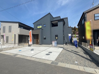 【外観】 | 東広島市高屋町高屋東（全2区画）2号棟 | シックなネイビーの外壁が目を引くスタイリッシュな外観。並列3台駐車（車種による）が可能なカースペースを確保しており、来客時にも重宝します。周囲は整った街並みで、陽当たりや開放感も良好な住環境です。