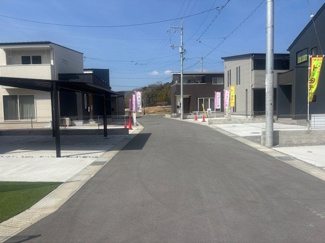 【前面道路含む現地写真】 | 東広島市高屋町高屋東（全2区画）2号棟 | 幅員にゆとりのある前面道路は、視認性が高く車の出し入れもスムーズに行えます。通り抜けが少ない落ち着いた住宅街のため、小さなお子様がいるご家庭でも安心感を持って生活できる環境が整っています。