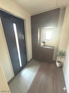 【玄関】 | 東広島市高屋町高屋東（全2区画）2号棟 | 上下に分かれた大容量のシューズボックスを完備した玄関。中央のカウンタースペースは小物置きや飾り棚として活用できます。小窓から自然光が差し込み、明るく清潔感のある空間が家族や来客を迎えます。