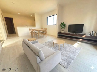 【居間・リビング】 | 東広島市高屋町高屋東（全2区画）2号棟 | 白木調のフローリングが明るい空間を演出する16帖のLDK。掃き出し窓から自然光が入り、開放感があります。壁面にはテレビボードやインテリアを配置しやすいゆとりがあり、家族が集まる憩いの場に最適です。