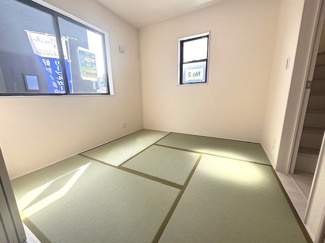 【和室】 | 東広島市高屋町高屋東（全2区画）2号棟 | リビングに隣接する4.5帖の洋風和室。独立した個室としても、リビングの延長としても利用可能です。お子様の昼寝スペースや家事の合間の休憩、来客時の寝室など、ライフスタイルに合わせて柔軟に活用できます。