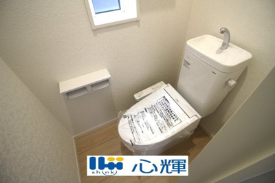 【トイレ】 | クレイドルガーデン山口市阿知須　第９（２号棟） | いつまでも清潔な空間であって頂けますように、汚れをふき取り易いフロアと壁紙をチョイス致しました。