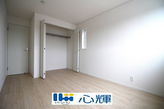 【洋室】 | クレイドルガーデン山口市阿知須　第９（２号棟） | 明るさを基調とした部屋は、光を反射するので部屋を明るく美しく見せる効果もあります。