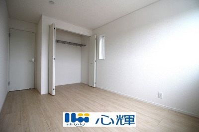 【洋室】 | クレイドルガーデン山口市阿知須　第９（２号棟） | 明るさを基調とした部屋は、光を反射するので部屋を明るく美しく見せる効果もあります。