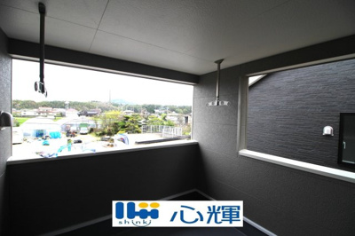 【バルコニー】 | クレイドルガーデン山口市阿知須　第９（２号棟） | 日当たりのよい住宅エリアですので、多くの陽光が降り注ぎ、室内には陽だまりを生み出してくれます。