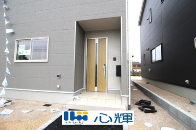 【玄関】 | クレイドルガーデン山口市阿知須　第９（２号棟） | 玄関に設置の宅配ボックスは外出で不在の時も荷物の受け取りが可能です♪
