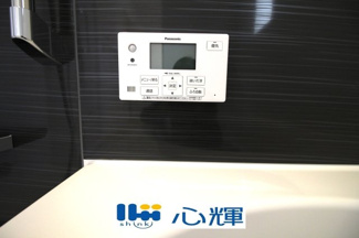 【設備】 | クレイドルガーデン山口市阿知須　第９（２号棟） | 浴室内の給湯器リモコンです。直感的にわかるパネル設計なので操作も簡単です。