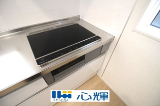 【キッチン】 | クレイドルガーデン山口市阿知須　第９（２号棟） | ＩＨクッキングヒーターは火を使わないので安心です。お掃除の手間もかかりません。