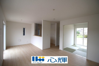 【居間・リビング】 | クレイドルガーデン山口市阿知須　第９（２号棟） | 降り注ぐ陽光をいっぱいに浴び、メインライトと共に室内全体が明るい・開放感のあるＬＤＫ。