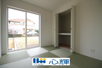 【和室】 | クレイドルガーデン山口市阿知須　第９（２号棟） | リビングの横に和室があれば、畳の上で遊ぶ子供をキッチンから見守れるので嬉しいですね。

