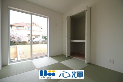 【和室】 | クレイドルガーデン山口市阿知須　第９（２号棟） | リビングの横に和室があれば、畳の上で遊ぶ子供をキッチンから見守れるので嬉しいですね。

