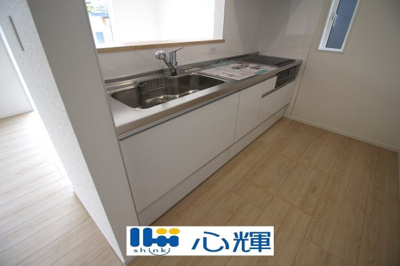 【キッチン】 | クレイドルガーデン山口市阿知須　第９（２号棟） | 充分なスペースを実現したキッチン空間となっています。寛ぐ方とお料理をされる方の一体感を重視した設計。