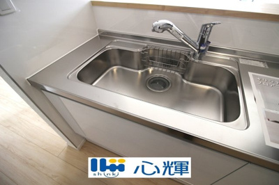 【キッチン】 | クレイドルガーデン山口市阿知須　第９（２号棟） | 浄水器付きです。水栓は先端が引き出せるのでシンクの隅々まで水が届きます。


