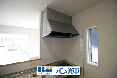 【キッチン】 | クレイドルガーデン山口市阿知須　第９（２号棟） | 最新タイプのレンジフードは吸引性能も良好！お手入れもカンタンです。
