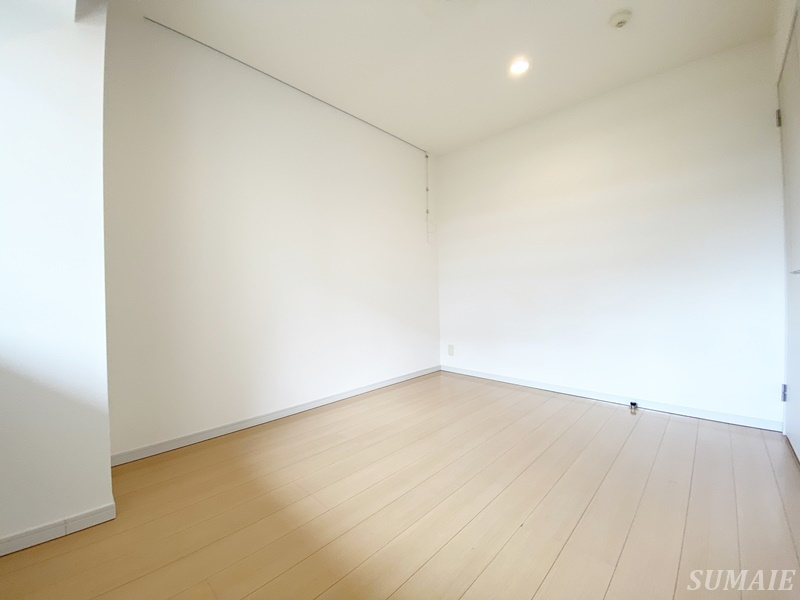 ロイヤルパークス新田の子供部屋|別角度からみた6.1帖の洋室です☆