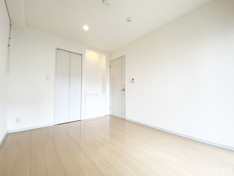 ロイヤルパークス新田の洋室|別角度からみた6.5帖の洋室です☆