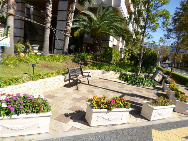 ロイヤルパークス新田のその他|物件すぐ隣にはベンチがございます