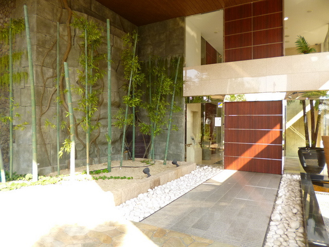 ロイヤルパークス新田のエントランス|エントランスの植栽はとても凝ってます！