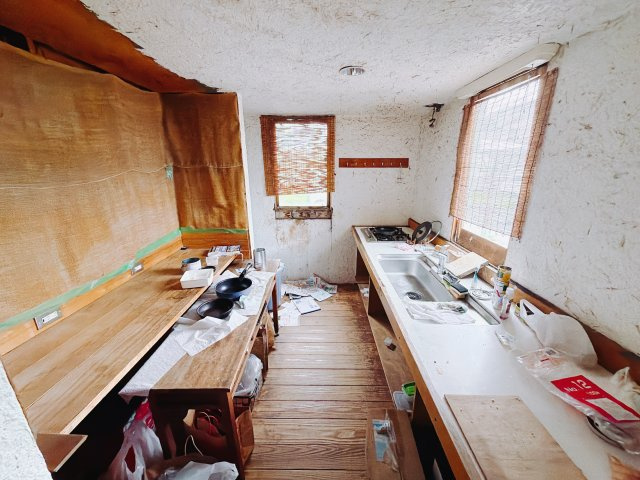 【中古戸建】高崎市倉賀野町のキッチン|■キッチン｜ワークトップの幅が広く、お子様といっしょにお料理をつくったり、ちょっとしたパーティーも楽しめます。フラットなのでお掃除がしやすいのもポイントです♪