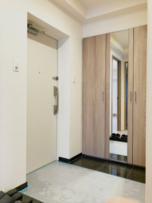 【玄関】 | エクセルシオール宮の沢アーク | 玄関には縦型ミラー付き収納♪