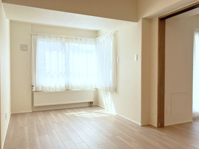 【洋室】 | エクセルシオール宮の沢アーク | リビング横洋室はワークスペースとしても使い勝手よし♪