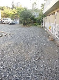 アベニュー八木の駐車場