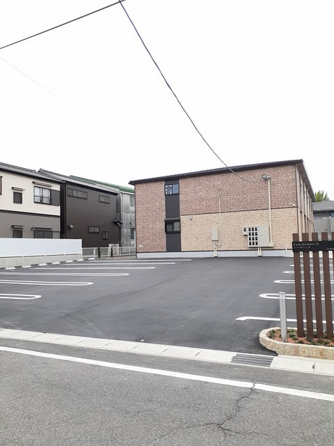 エバーグリーンDの駐車場