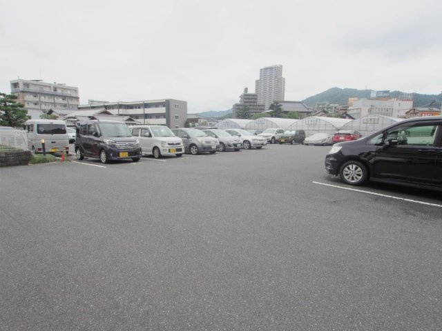 ヴィラージュ緑井の駐車場