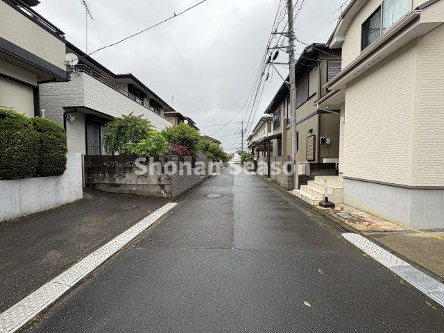 【前面道路含む現地写真】 | 住みやすい落ち着いた住環境にございます。