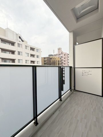 「防音マンション」ジェイグランコート中野のバルコニー|暖かな日差しのふりそそぐバルコニー