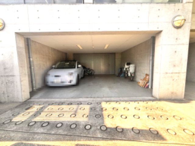 岡本Rd12の駐車場