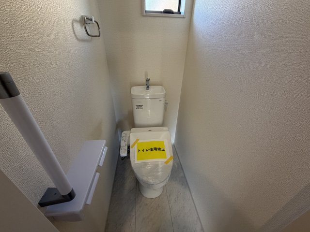 第７渋川市半田　新築戸建　2号棟（平屋）のトイレ|2階トイレです。清潔感のある白を基調としています。