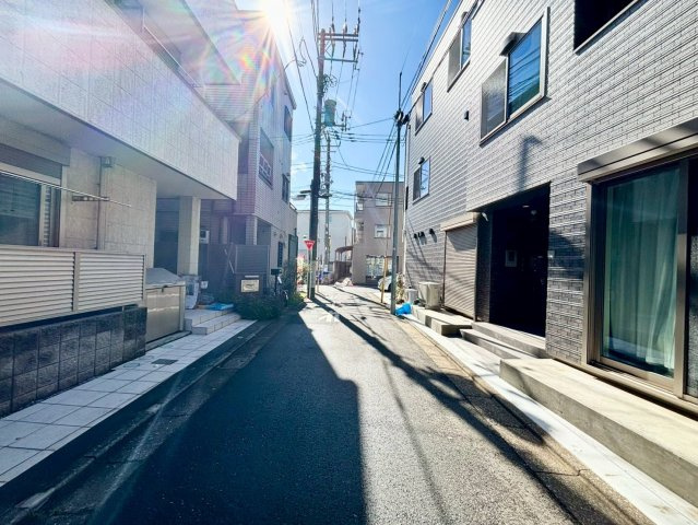 板橋区大山町　新築戸建の前面道路含む現地写真|2026.04.02撮影

現地ご見学希望・資料請求などお気軽にお問い合わせ下さい！
03-5990-5201
