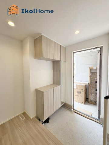 神戸市西区伊川谷町潤和25-1期　全2棟1号棟　新築戸建の玄関|【ホームページに現地動画掲載中】●年中無休：当日予約可●コの字型の大型靴箱がございます！