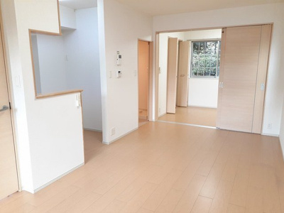 【居間・リビング】 | アンソレイエ飾磨　Ⅱ番館 | こちらの居間で趣味の時間をお楽しみください
