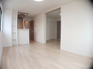 【居間・リビング】 | ロジュマンⅢ | こちらの居間で趣味の時間をお楽しみください
