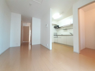 【居間・リビング】 | ロジュマンⅡ | こちらの居間で趣味の時間をお楽しみください