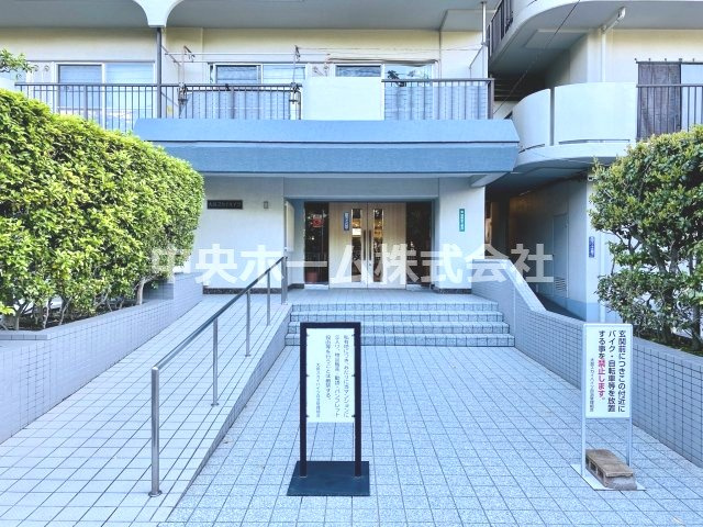 大島スカイハイツのエントランス|【エントランス】マンションのエントランスは、その物件の印象を決める、顔とも言える場所です。毎日通る場所ですからきれいなのが一番です。エントランス内はオートロックですので暮らしの安全も確保されています。