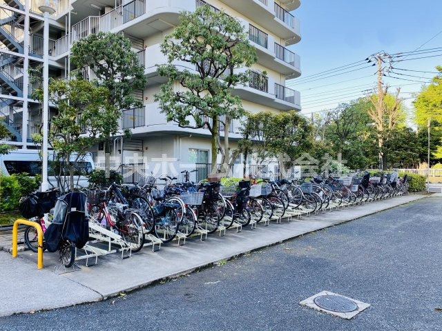 大島スカイハイツの駐輪場|【自転車置き場】最新の空き状況や費用などの詳細は担当スタッフまでお問い合わせください。