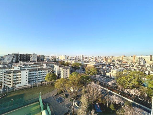大島スカイハイツの展望|手を伸ばせば、ふれることが出来そうな環境が、そのままインテリアになったような印象です。その豊かな眺望にふさわしい空間には、通風・採光にも優れ、心地よい光と風があふれています