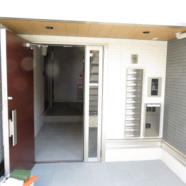 YKメゾン向陽のエントランス