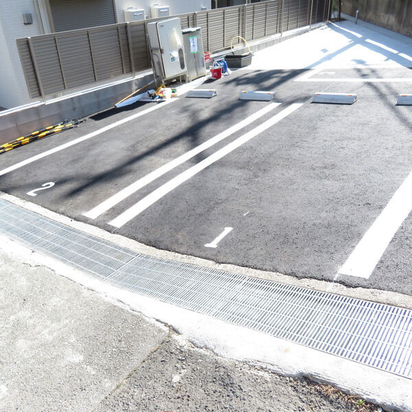 YKメゾン向陽の駐車場