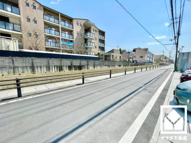 伏見区羽束師菱川町　第1　3号棟の前面道路含む現地写真