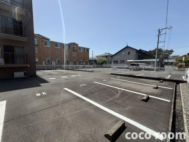 フローラⅡの駐車場