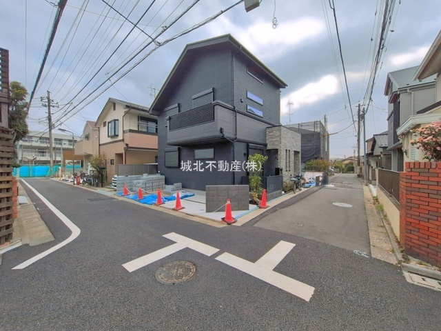 練馬区桜台5丁目 全3棟 A号棟の前面道路含む現地写真|南西側約4.0公道×北西側約4.0ｍ公道に面する開放感ある角地のＡ号棟