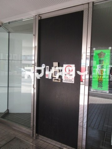 立川市錦町１丁目の賃貸マンションのエントランス